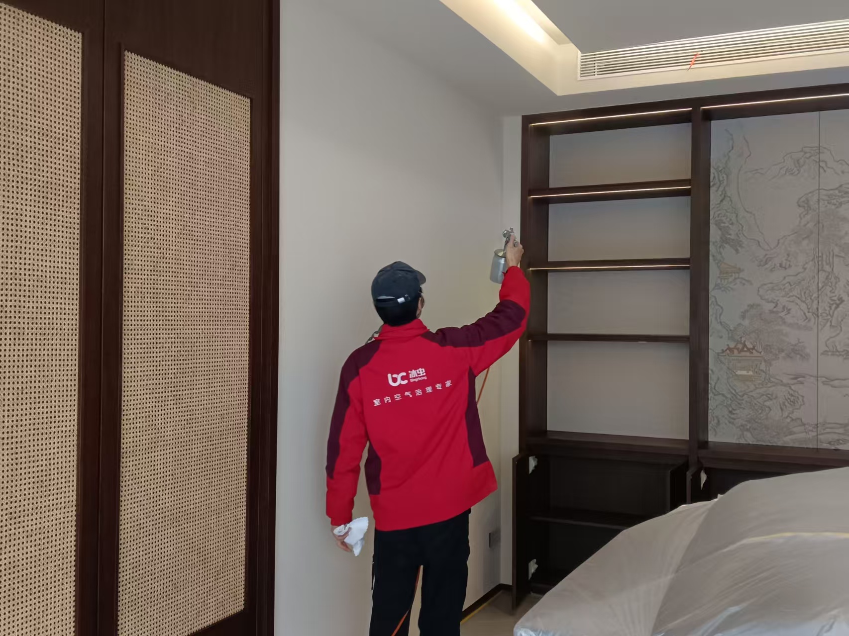 冰虫除甲醛工程师正在